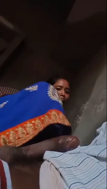 सर दबाकर देहाती भाभी से लंड चुसवाते हुए गांव की चुदाई — screenshot 5