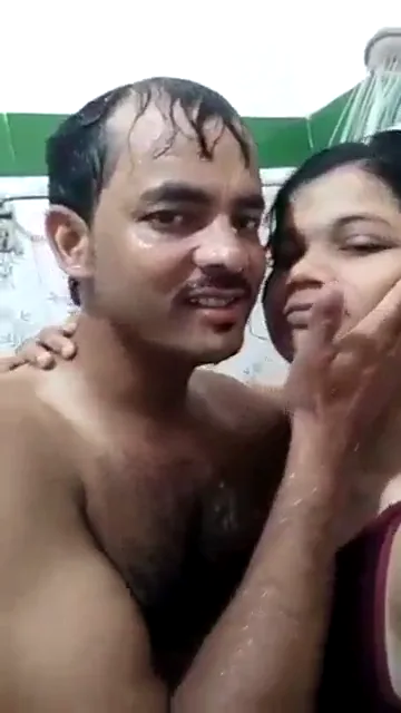 जीजा साली का शावर में भीगे बदन हॉट किसिंग और रोमांस ब्लू फिल्म — screenshot 2