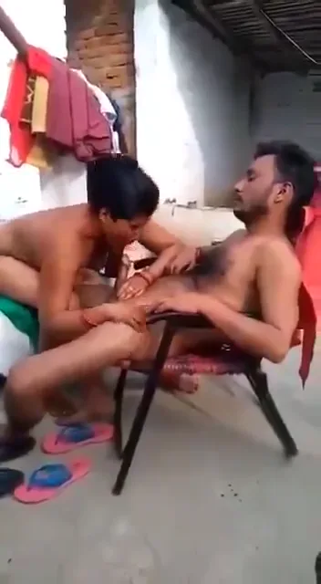 दिन दहाड़े आंगन में कुर्सी डालकर पति पत्नी की देहाती चुदाई करते हुए गांव की ब्लू फिल्म — screenshot 1